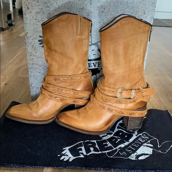 Freebird by Steven Tan Leather Boots 88fe8bdc993267ff0ed940e6dbdbb7  main image 3